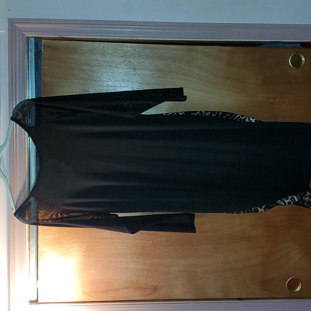 Long sleep Evening dress with leopard prints down the side - Picture 3 of 4